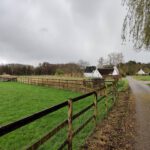 Een weggetje en een donkere lucht