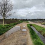 Een niet verharde weg die overgaat in een karrespoor