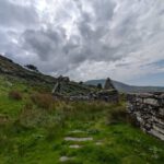 Oude bebouwing en het pad