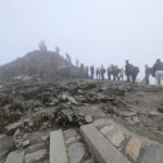 De file naar de top van de berg