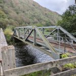 Een fraaie voetgangersbrug naast een treinbrug