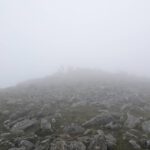 De top van de berg in de mist