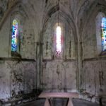 Een kapel in een oud kasteel