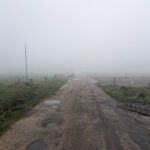 Weggetje dat verdwijnt in de mist