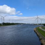 Uitzicht over een breed kanaal