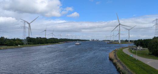 Uitzicht over een breed kanaal