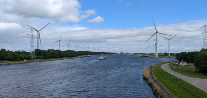 Uitzicht over een breed kanaal