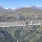 Een hoge hangende brug