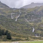 Een bergwand met diverse watervallen