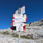 Wegwijzer bovenop een Italiaanse berg