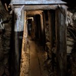 Een gang in een oude kopermijn