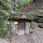 De uitgang van een oude kopermijn