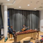 Twee musici bereiden een concert voor