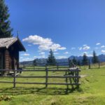 Een klein kapelletje in het zadel tussen twee bergtoppen