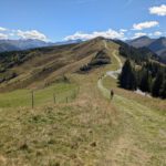 Een leuk pad een bergtop af