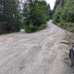 Een stuk weg en een fiets