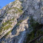 Het pad naar en de ingang van de ijsgrot Eisriesenwelt