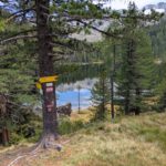 Een richtingaanwijzer bij een bergmeer