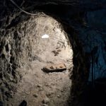 Een gang in een oude kopermijn