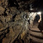 Een gang in een oude kopermijn