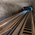 De glijbaan in Saltzwelten Saltzburg om een verdieping af te dalen