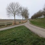 De weg onderaan de dijk
