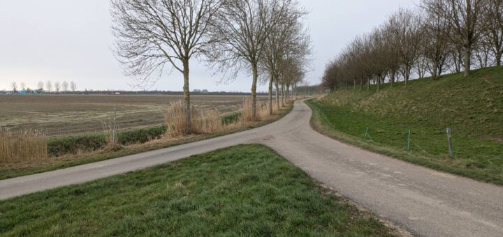 De weg onderaan de dijk
