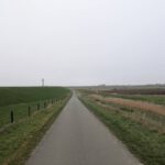Een weg onderaan de dijk
