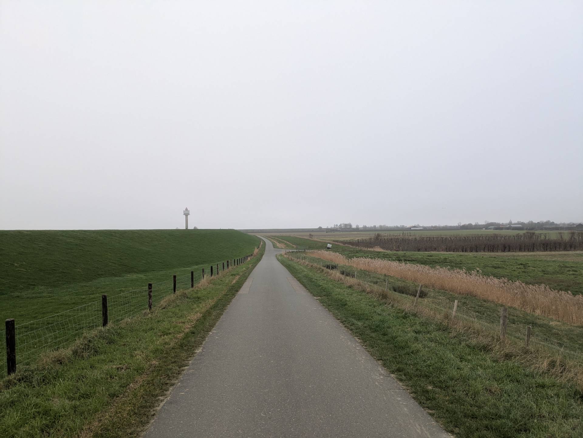 Een weg onderaan de dijk