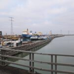 Een grote sluis met schepen