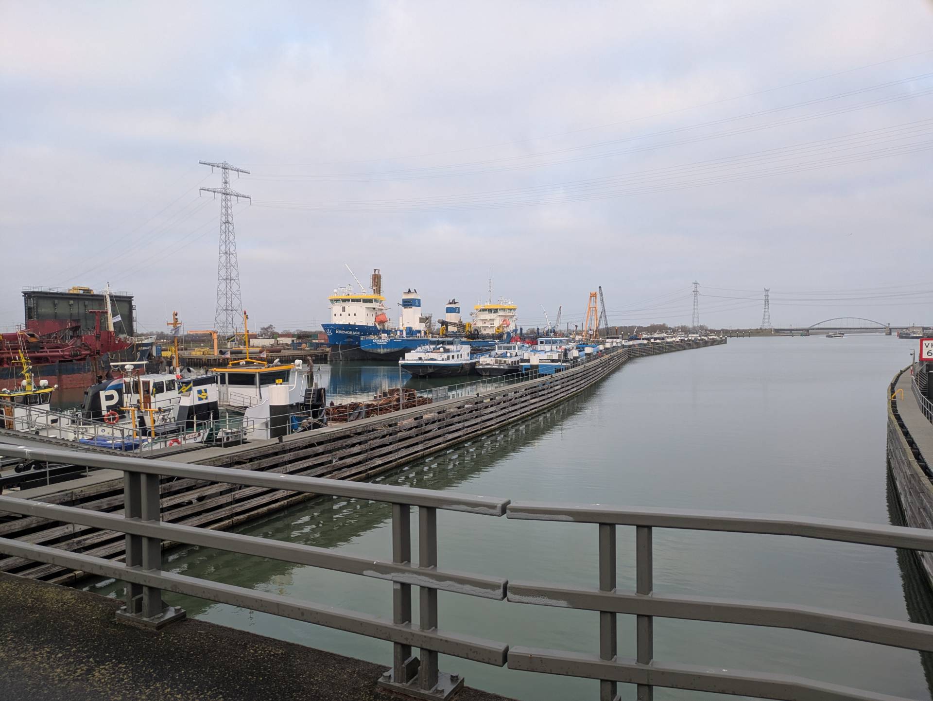 Een grote sluis met schepen