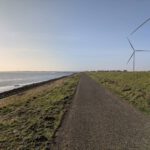 Een pad langs een hele lange dijk