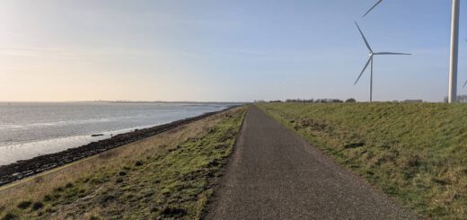 Een pad langs een hele lange dijk