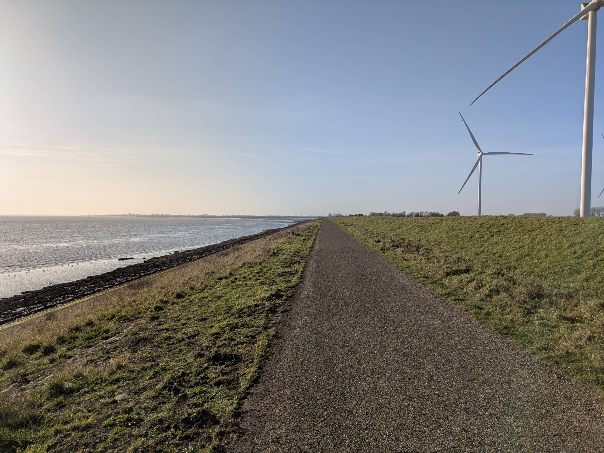 Een pad langs een hele lange dijk