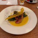 Rode mul filet. Een mooi stukje vis met een huisgemaakte chimichurri en groene asperge.