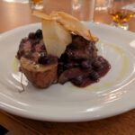 Diamanthaas of eend, getrancheerd met oesterzwam, gekonfijte aardappel en cranberry saus.