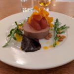 Een smeuïge paté van eendenlever met gekarameliseerde appeltjes.