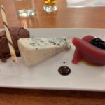Een stoofpeertje met een chocolademousse, danish blue cheese en een krokantje van chocolade.